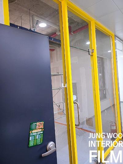 노란색과 파란색 문이 함께 배치된 현장