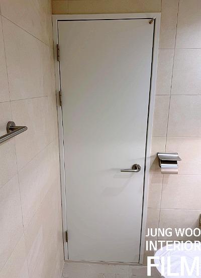 매끄러운 질감이 살아난 문틀의 디테일