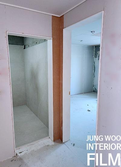 흰색 프레임 도어 두 개가 배치된 공간