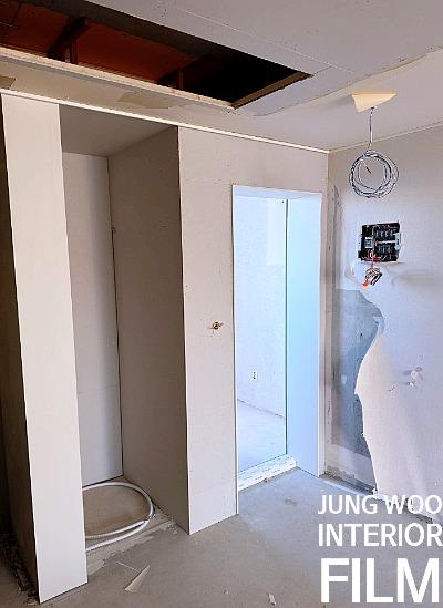 천장 개구부와 흙바닥이 드러난 내부 공간