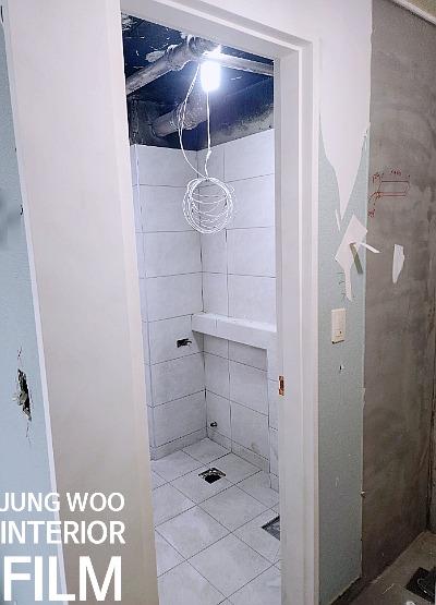 노출 파이프와 붉은 표시가 있는 벽면