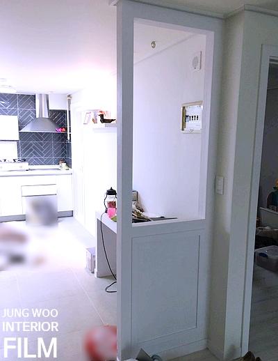카운터 공간과 콘센트 주변의 화이트 마감