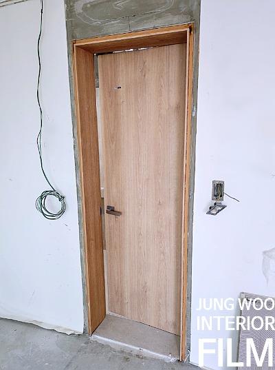 도어 프레임 상부의 마감 상태