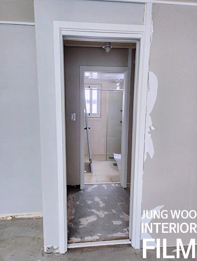 흰색 페인트 작업 흔적이 있는 복도 문틀 모습