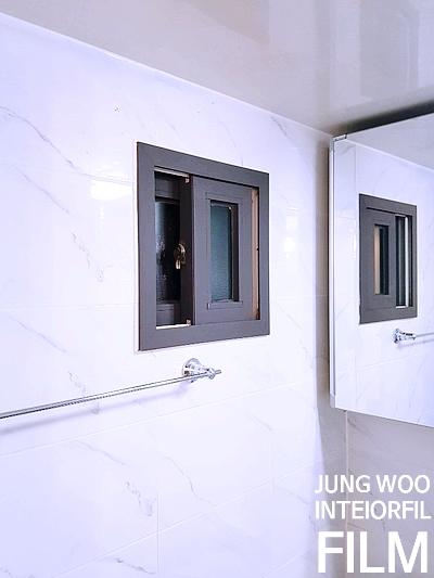 줄눈의 간격이 일정하게 마감된 벽 타일