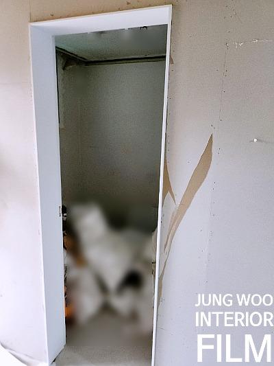 흰색 벽면과 맞닿은 실내 문틀