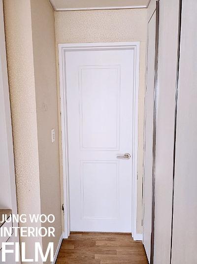수납장 도어 패널의 최종 부착 단계