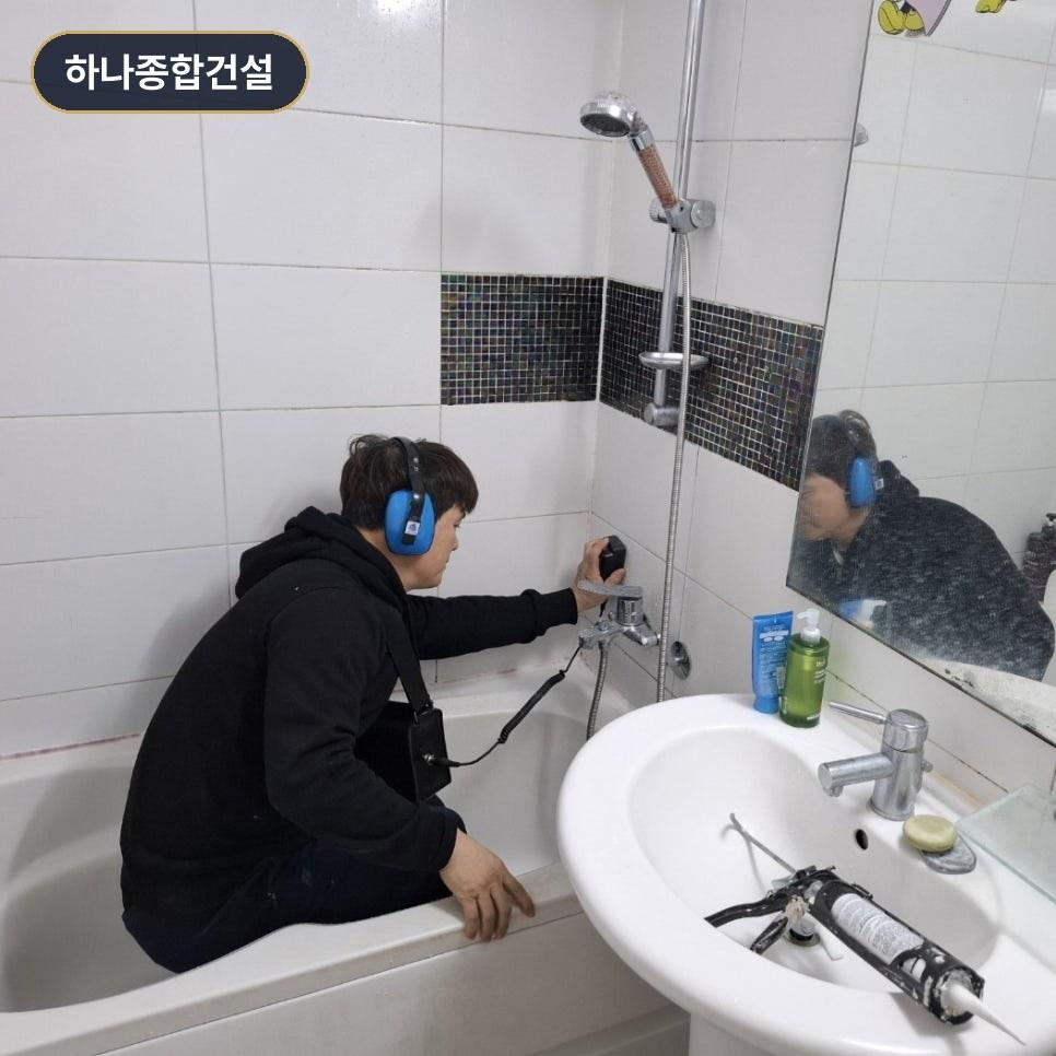전체적으로 정돈된 화이트 톤의 욕실 인테리어