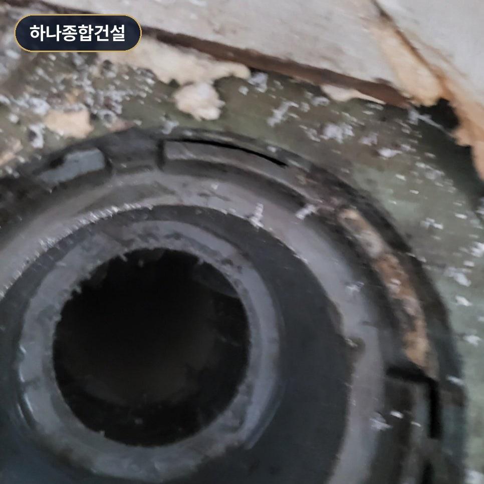 방수 처리가 필요한 부식된 콘크리트 내부 구멍