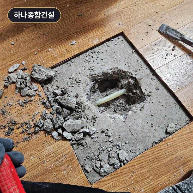 콘크리트 벽면 배관 연결 부위 및 파손 상태