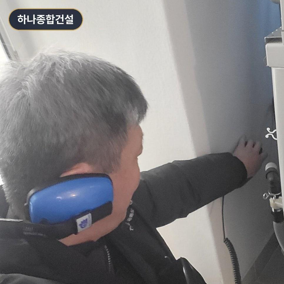 전문 장비를 활용해 벽면 누수 여부를 확인하는 과정
