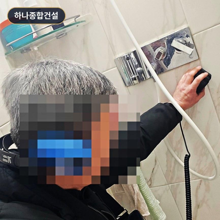 방수 시공이 완료된 깨끗한 욕실 수전 주변