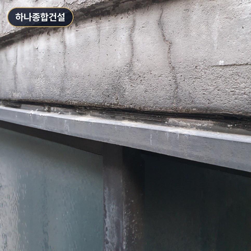 금속 프레임과 벽체 사이의 마감 상태 확인