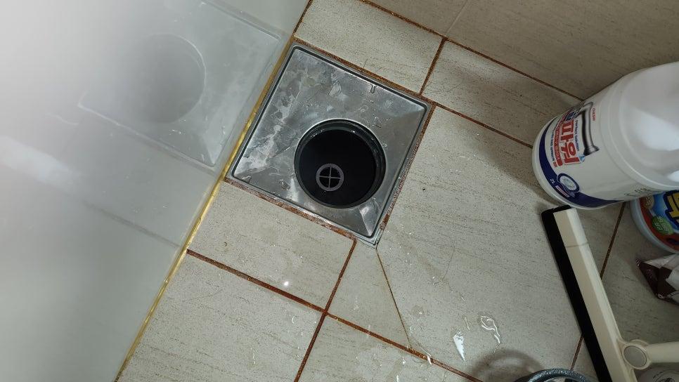 청소 도구와 함께 마무리된 깨끗한 욕실 바닥