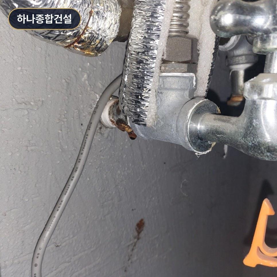 알루미늄 테이프로 마감된 배관 및 노출 구조물
