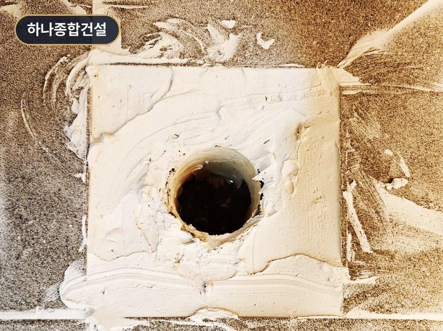 방수액으로 꼼꼼하게 메운 배수관 주변 마감