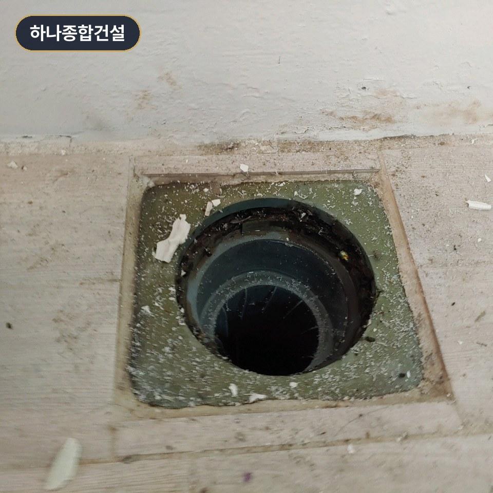 방수층 확인을 위해 드러난 바닥 배수관 주변