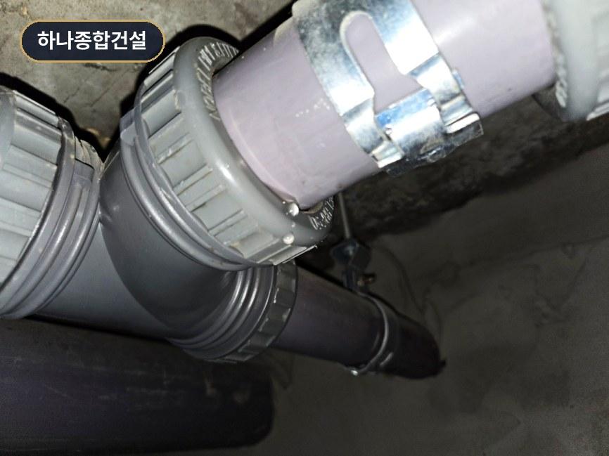 금속 클램프로 견고하게 고정된 배수관