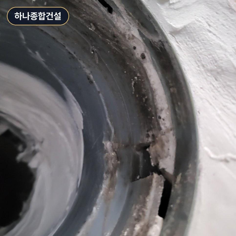 내부 손상이 확인된 배관 튜브의 상세 모습
