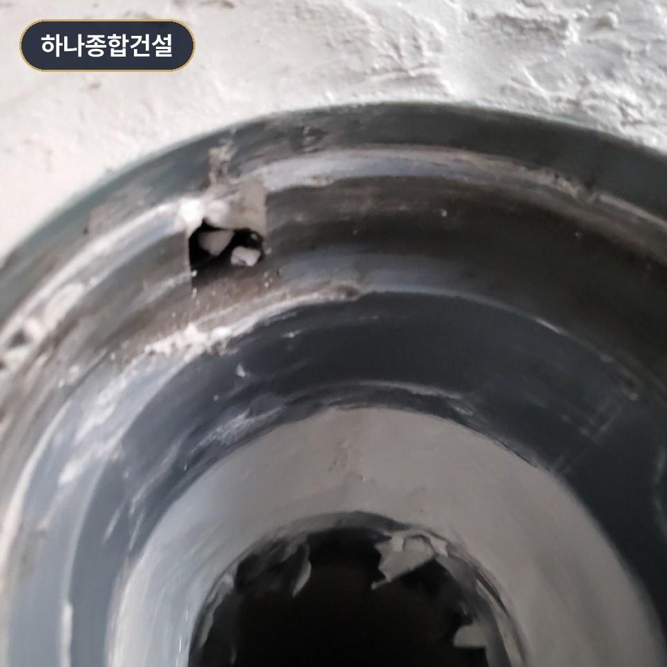 코팅이 벗겨져 보수가 필요한 파란색 배관 외관