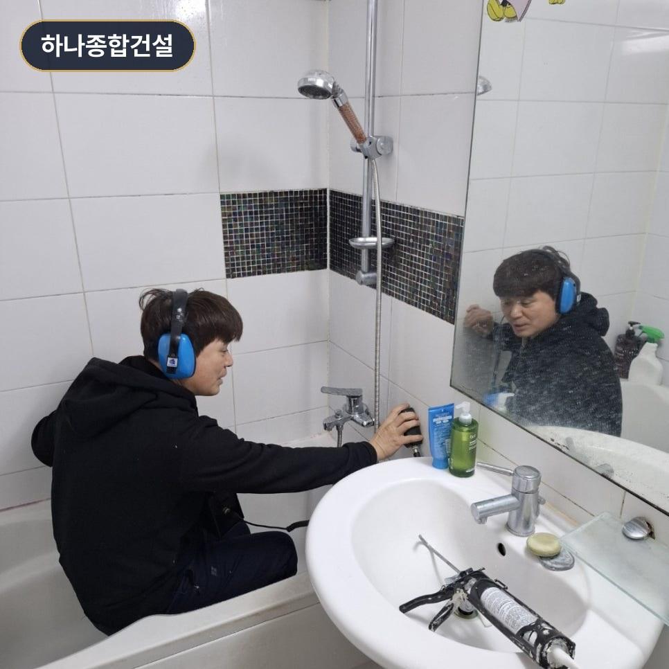 수전과 세면대 설치가 완료된 욕실 내부