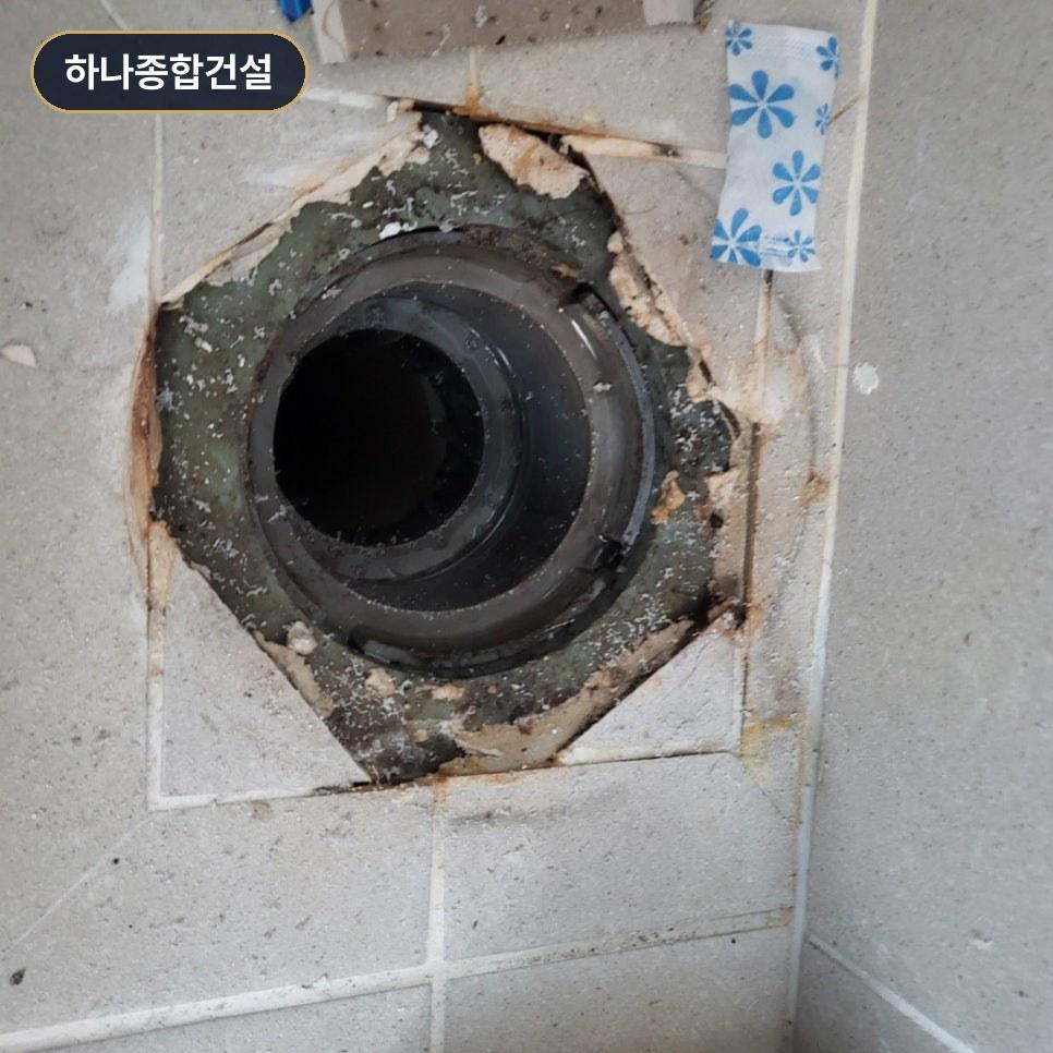 방수층이 손상되어 타일 주변이 벗겨진 배관 연결부