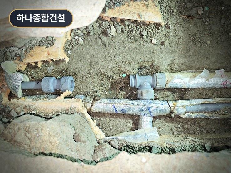 노출되어 있는 배관 및 연결 부품 상태