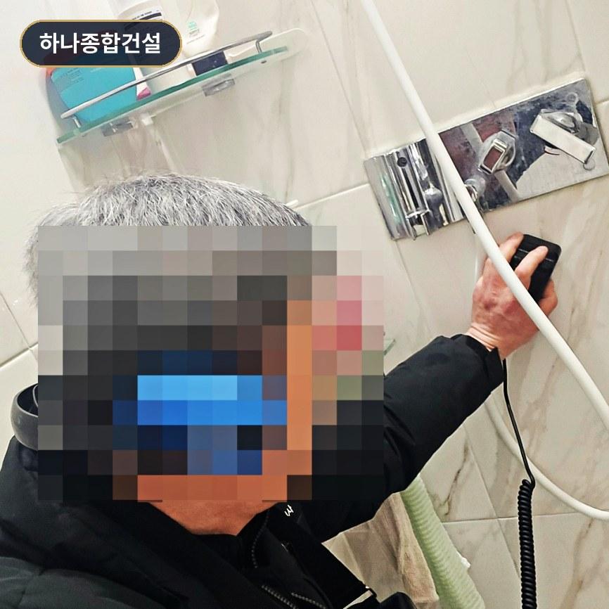 깔끔하게 관리된 욕실 내부 모습