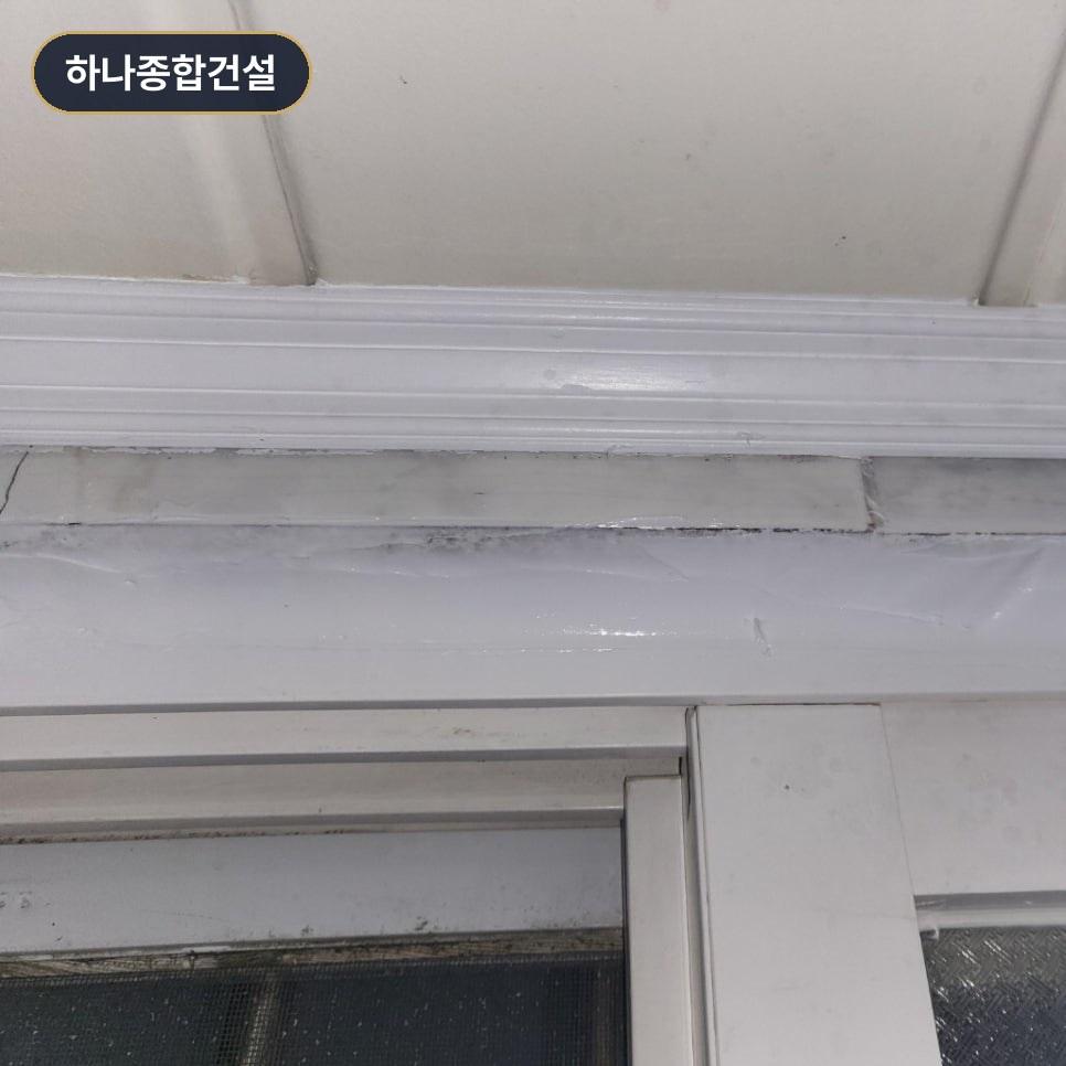 부식 및 손상이 발견된 창틀 접합부 모습