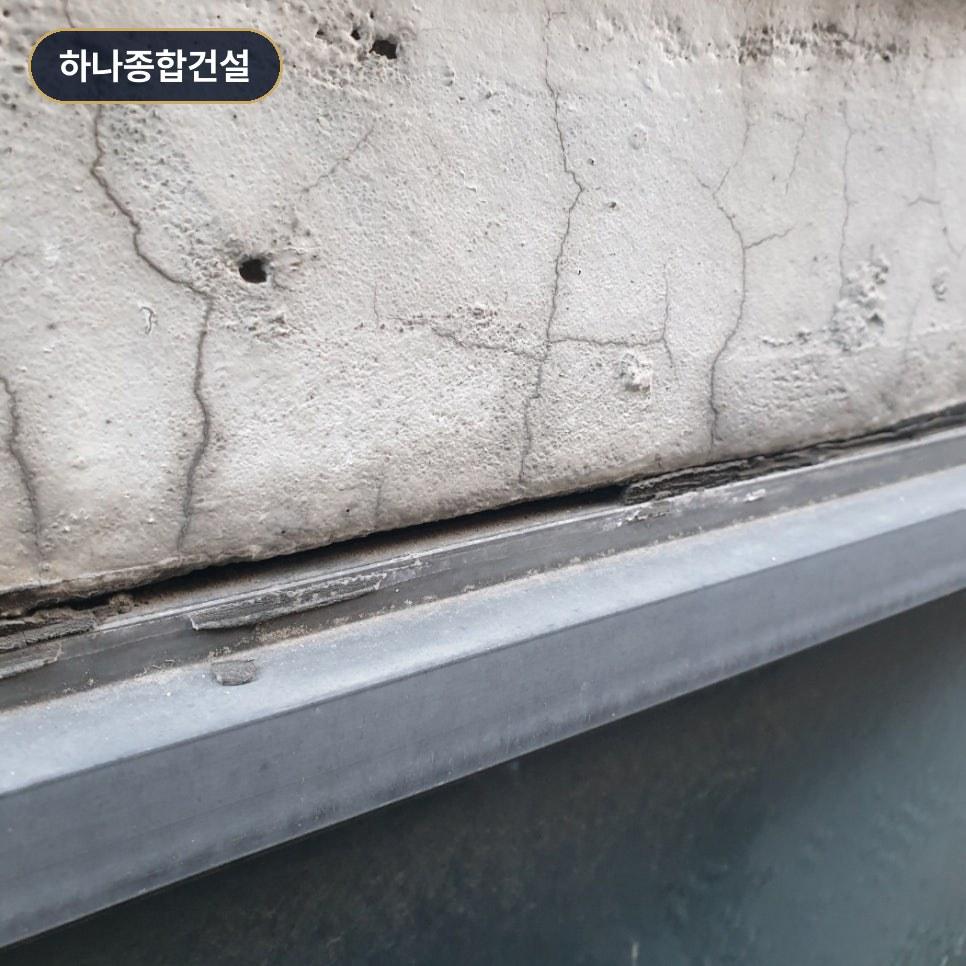 콘크리트 벽면에서 발견된 누수 원인 균열