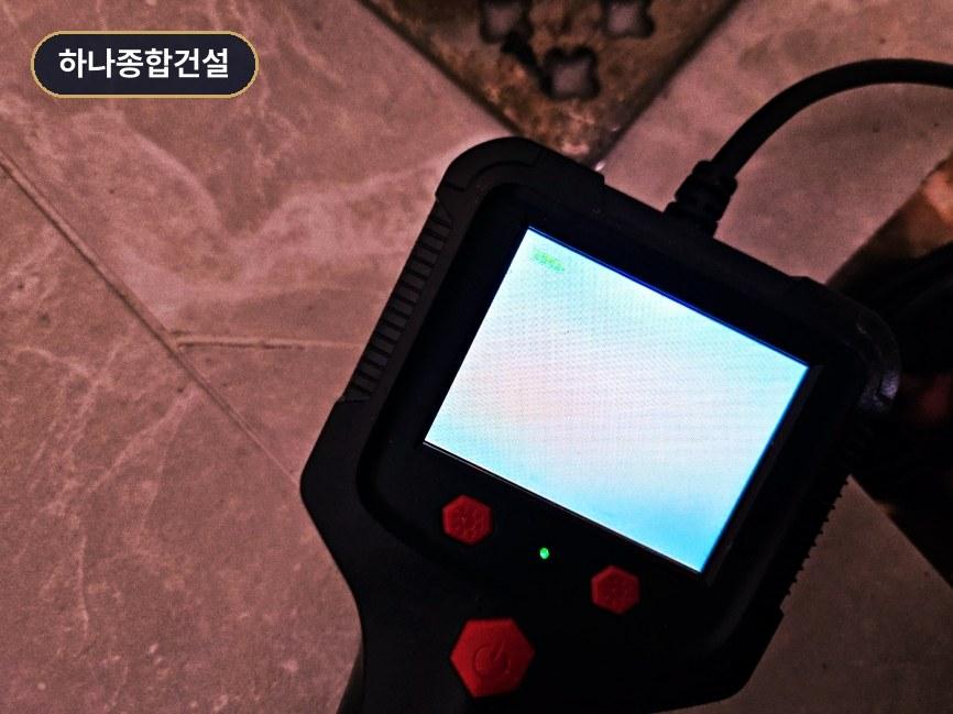 누수 지점을 측정하는 정밀 기기 화면