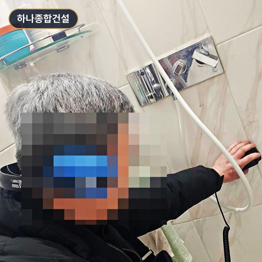 보수가 완료되어 쾌적해진 화장실 내부