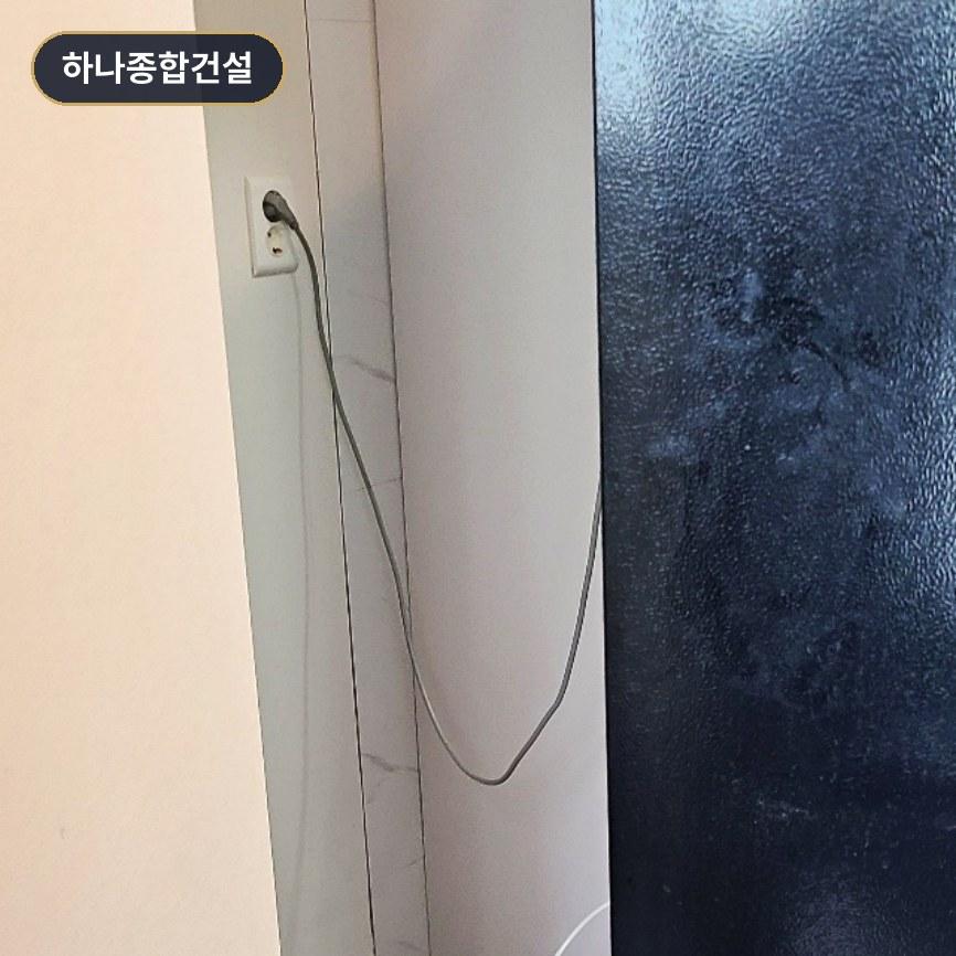 전원 소켓과 케이블이 연결된 벽면 상태