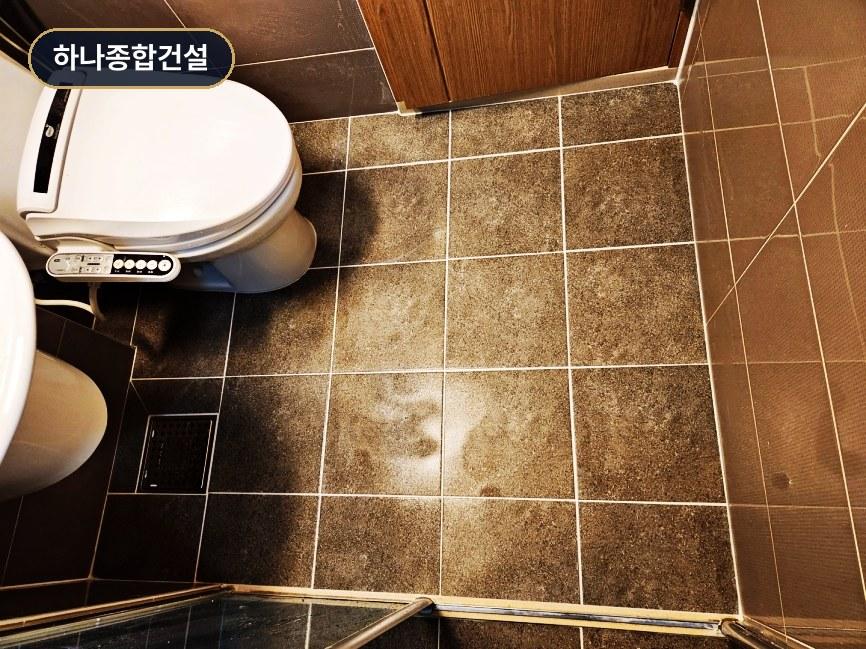 회색 타일과 전자식 변기가 설치된 욕실 전경