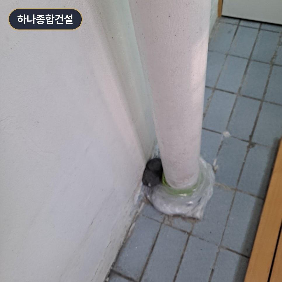 파란 타일 바닥과 기둥 근처 보양된 모습