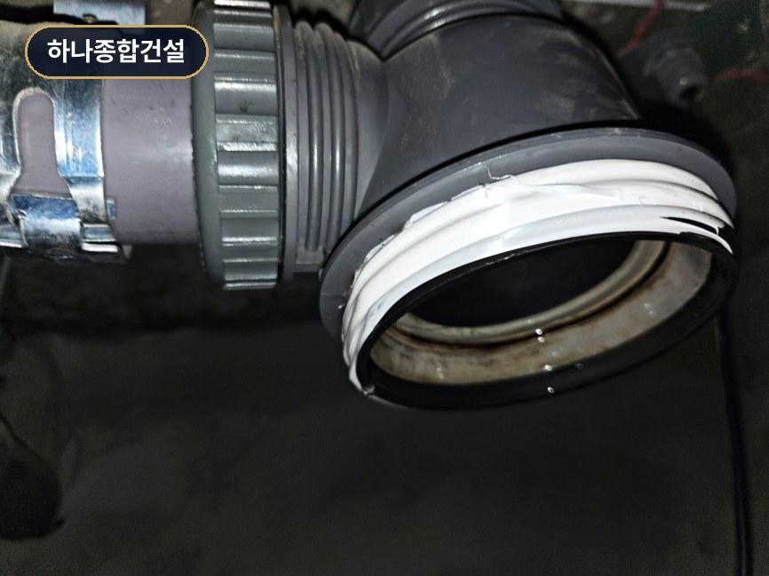 실리콘 밴드로 마감된 검은색 파이프 연결부