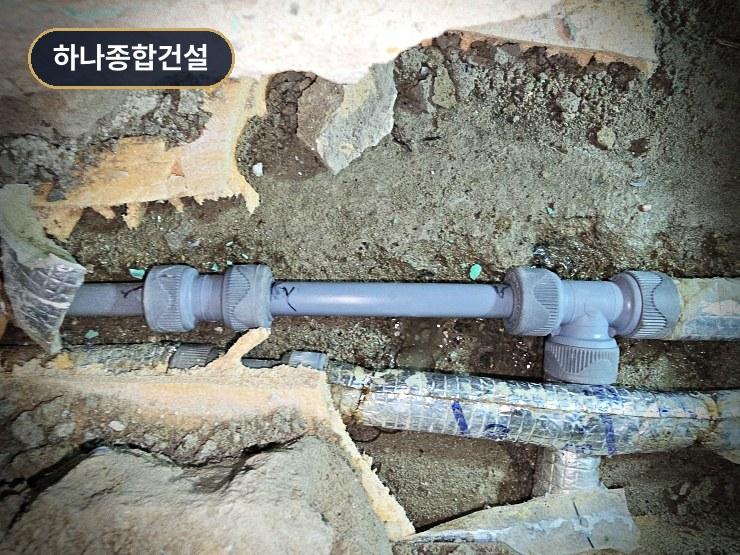 보온재로 감싸진 파란색 교체 배관 모습