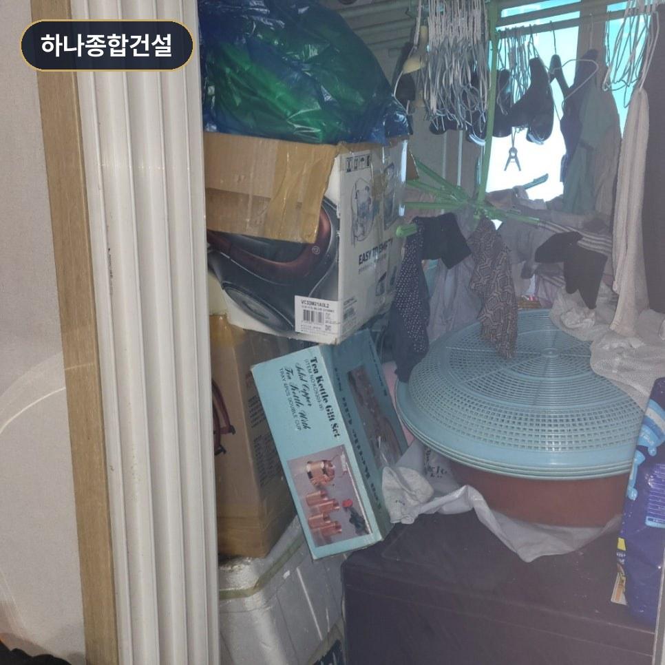 짐이 적재된 문 옆 공간