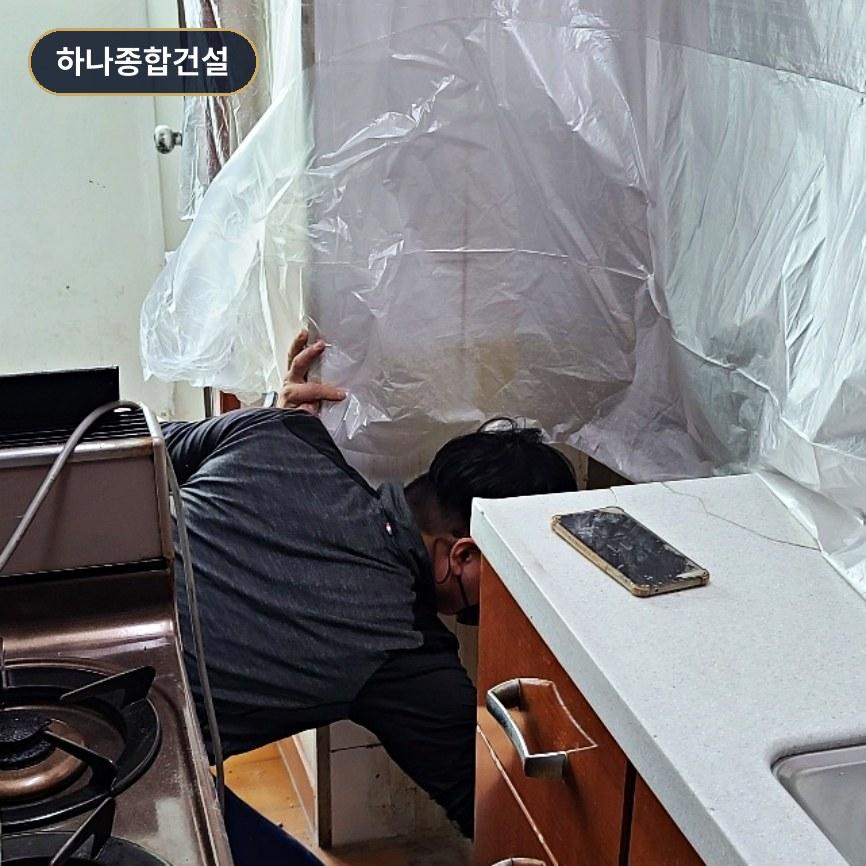 보양 필름이 설치된 주방 내부 공사 현장