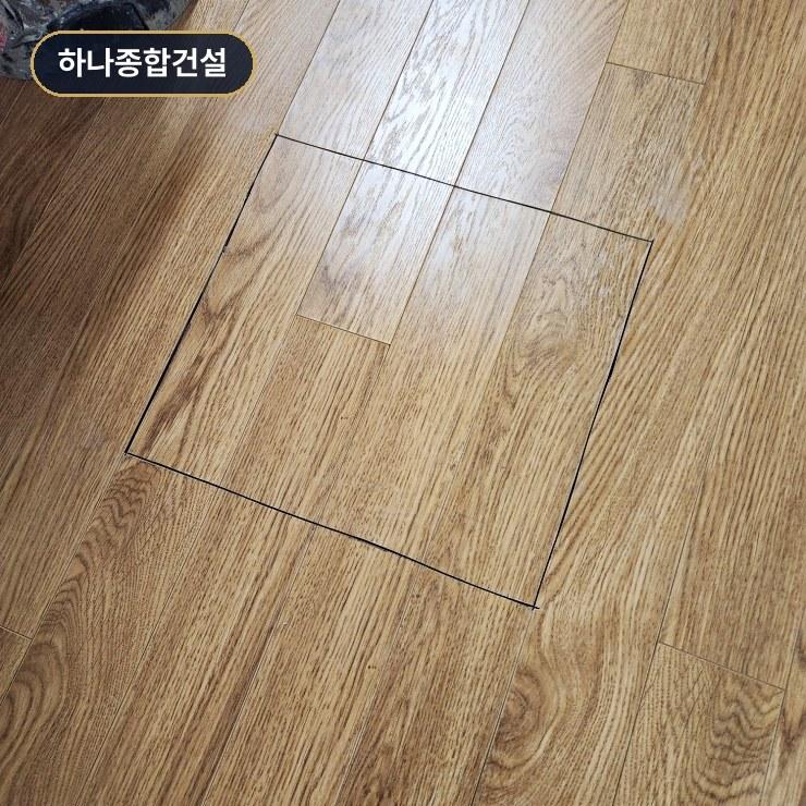 바닥재 중앙의 누수 포인트 확인을 위한 제거 부분