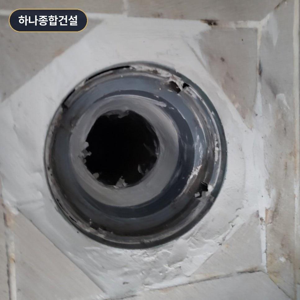 문제가 발생한 세탁실 벽면 배관 입구 모습