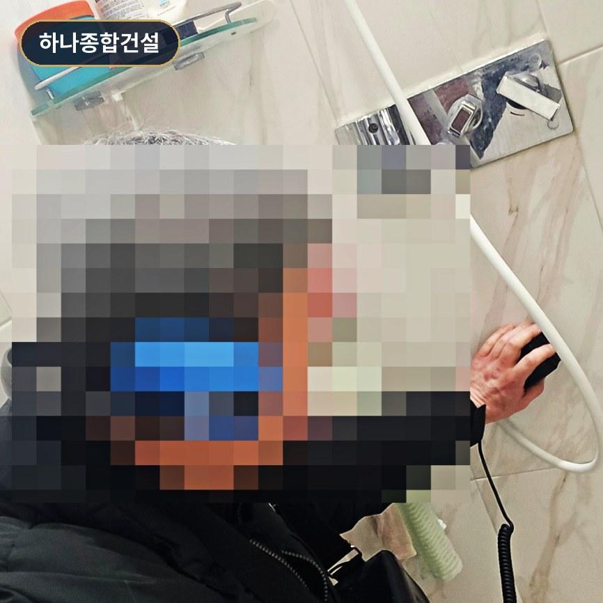 전반적인 화장실 바닥 및 벽면 상태