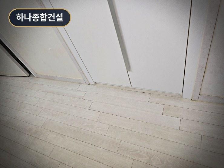 복구 공사가 완료된 깨끗한 실내 벽면과 바닥