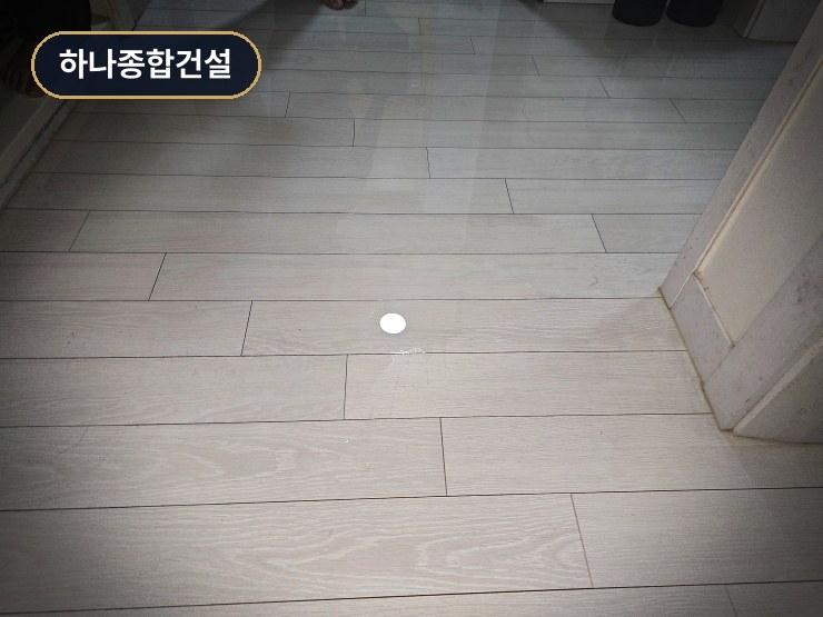 타일 작업이 완료된 현관 바닥과 입구
