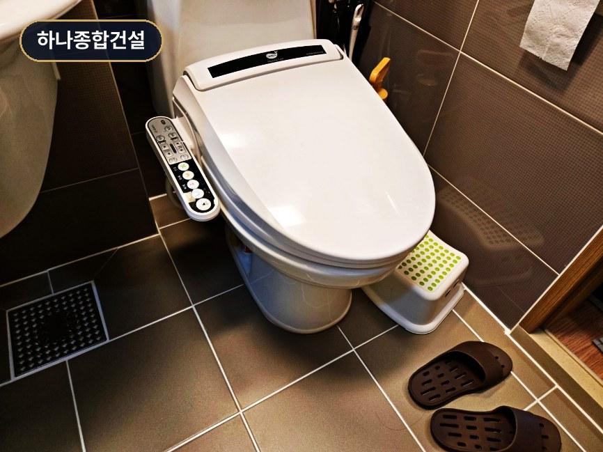 검은색 타일 벽면과 화이트 위생기구가 조화로운 모습