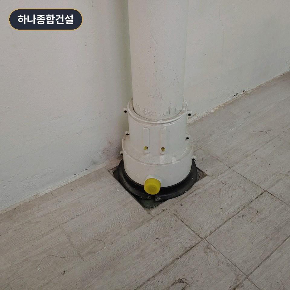 설비 장치가 설치된 배관 및 하단부 모습