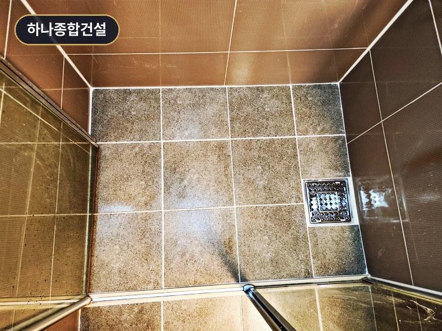 갈색 계열 타일로 방수 및 타일 시공이 완료된 바닥