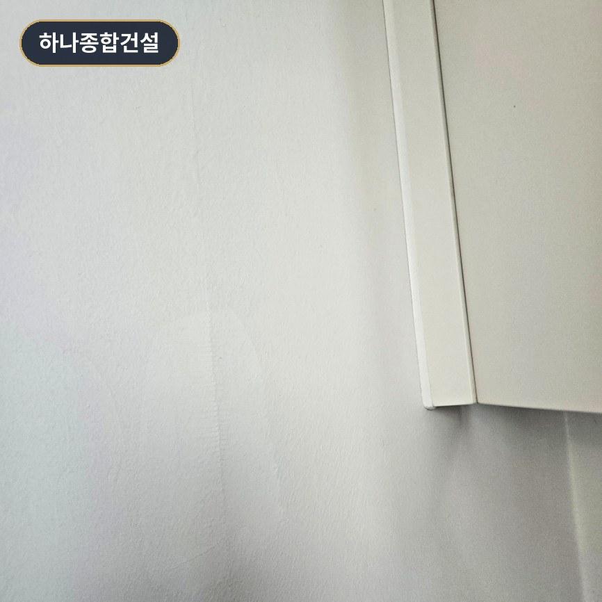벽면과 수납장이 깔끔하게 맞물린 마감 상태