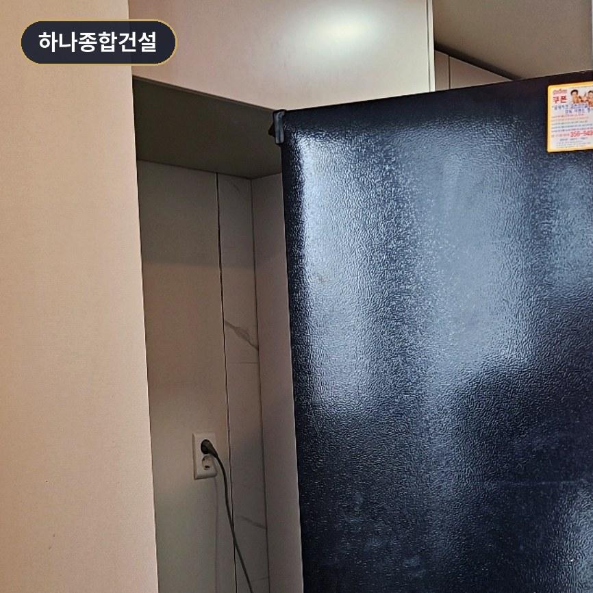 주방 가구 인근의 전원 소켓 및 벽면 확인
