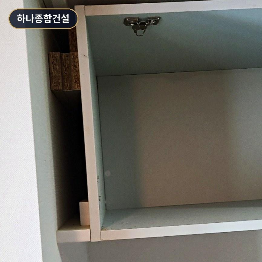 수납장 내부의 금속 잠금 장치 및 구조 확인
